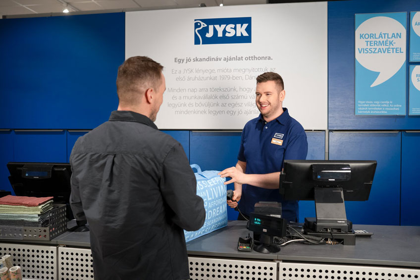 Zaměstnanci prodejny obsluhující zákazníky