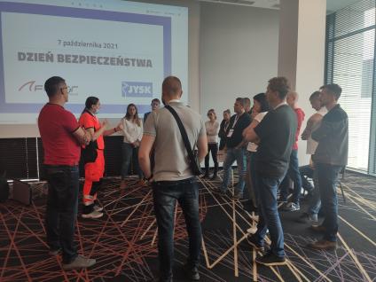 Grupa podczas teorii z pierwszej pomocy 