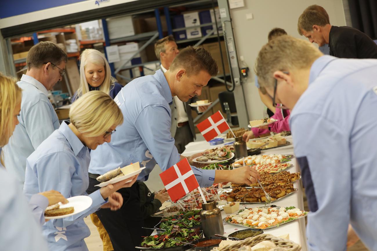 I butikken var der gjort plads til buffetten til alle gæsterne.