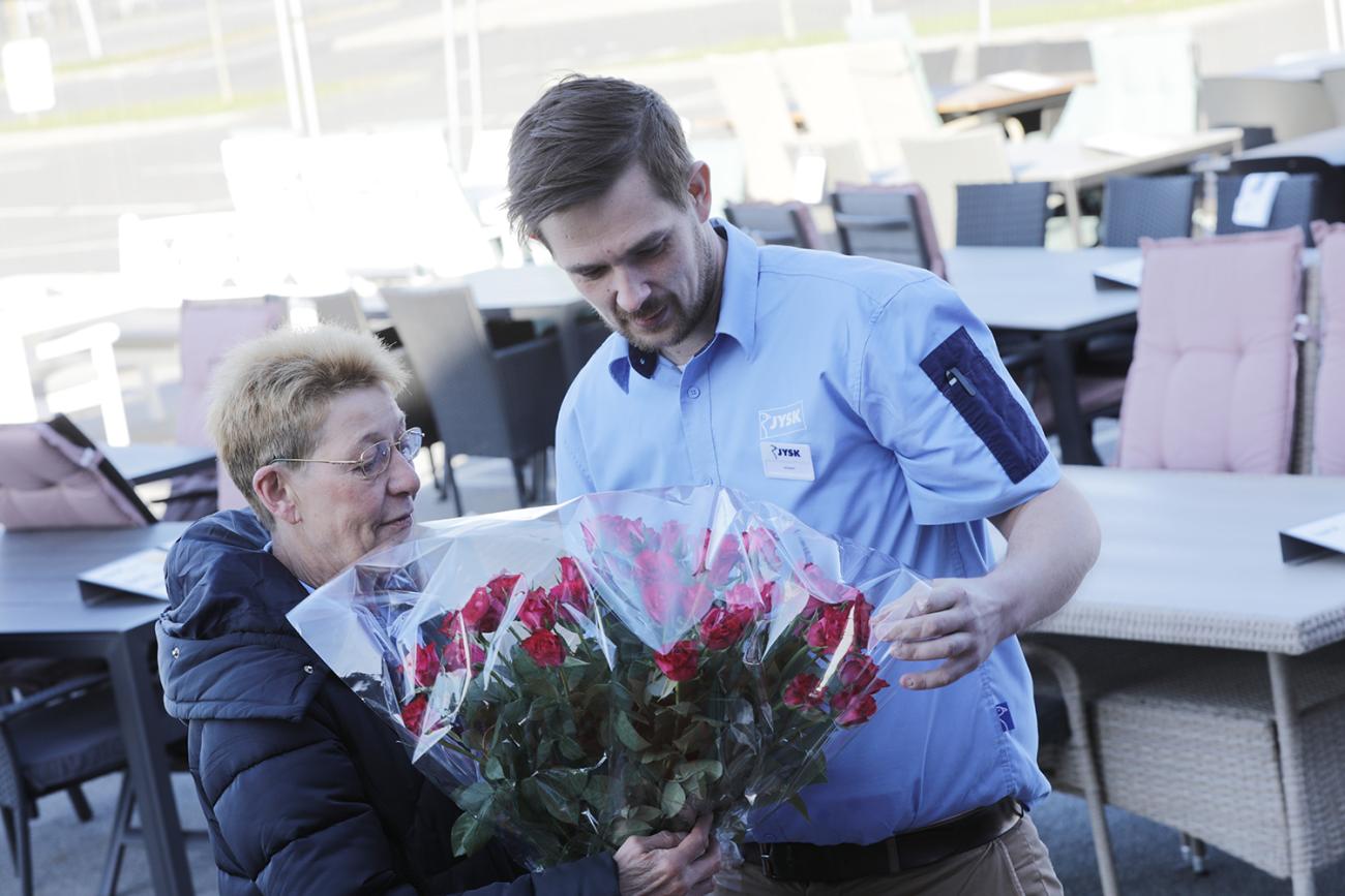 Store Manager i JYSK Nørresundby, Jesper Kjældgaard, overrakte Jéan 40 røde roser. 