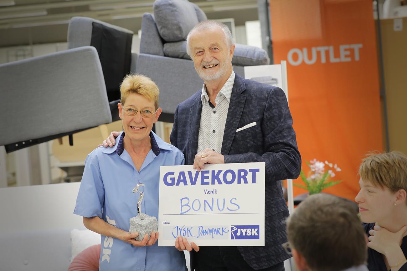 Jéan modtog en JYSK-gås og en check på 25.000 kroner. 