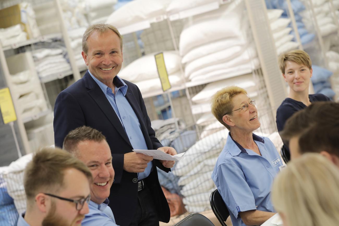 Retail Manager Torben Degn takkede Jéan for hendes imponerende indsats gennem årerne. Han har selv haft fornøjelsen af at arbejde sammen med Jéan i 25 år.