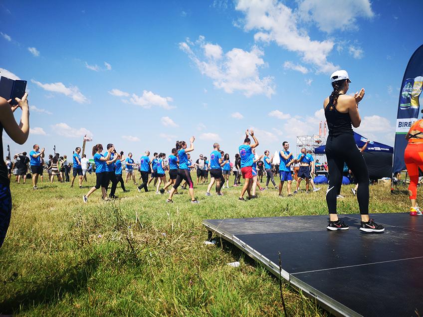 Colegii își fac încălzirea înainte de cursa de 5 km