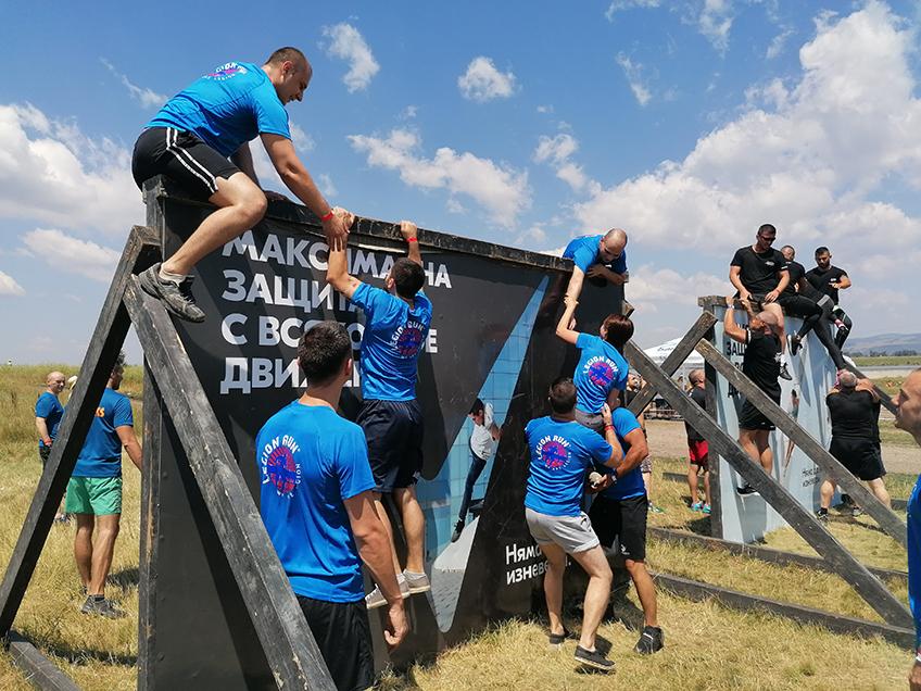 Echipa JYSK încercând să depășească unul dintre obstacole