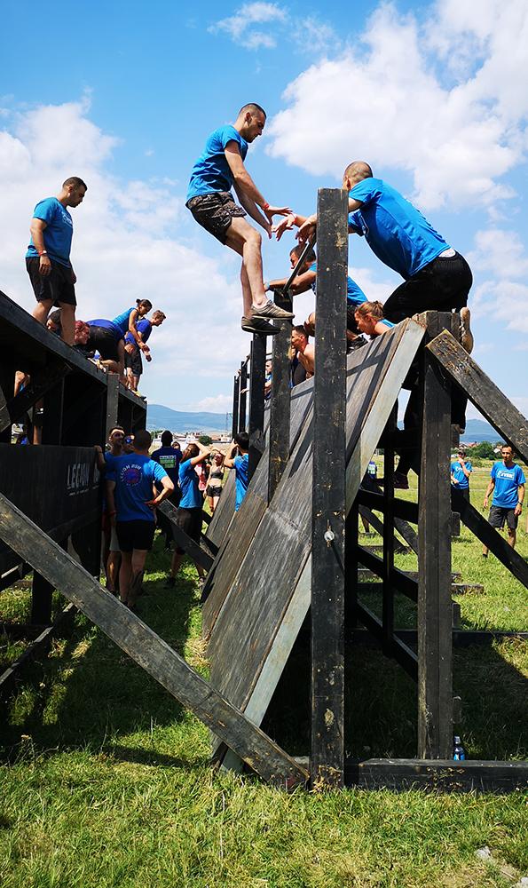 Echipa JYSK încercând să depășească unul dintre obstacole