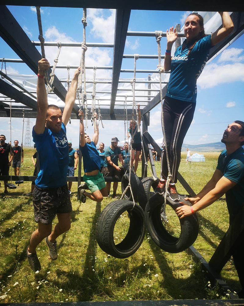 Echipa JYSK încercând să depășească unul dintre obstacole