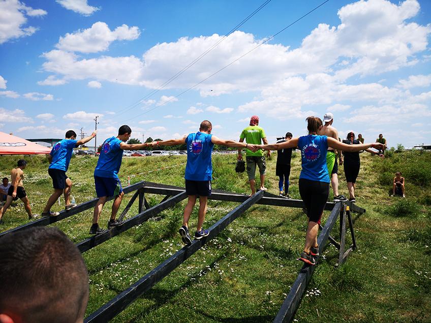 Echipa JYSK încercând să depășească unul dintre obstacole