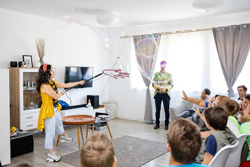 Copiii se distrează la petrecerea de inaugurare a caselor de tip familial din Târgu Frumos