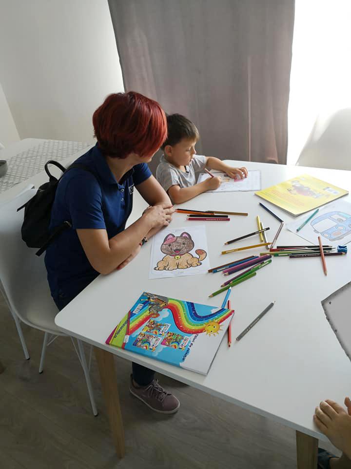 Ioana Popescu, Director de magazin, cu unul dintre copiii mutați în casele de tip familial