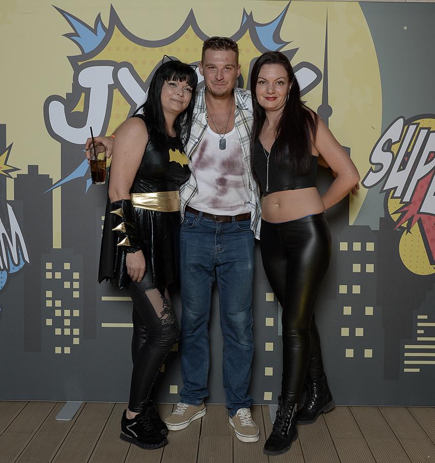 bat Girl, John McClane (Die Hard) și Cat Woman