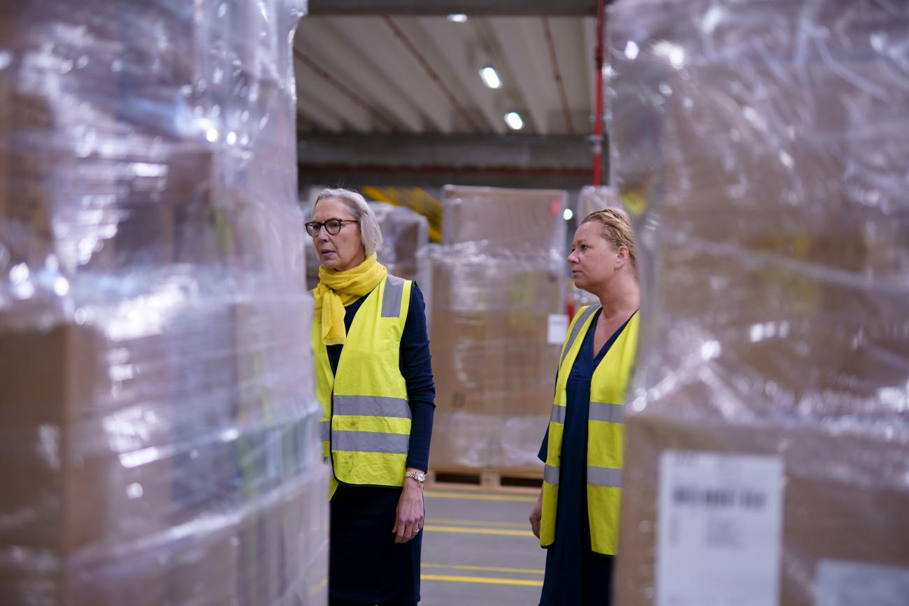 Generaldirektør Maria Rørbye Rønn og nyhedsdirektør Sandy French gennemgår varerne 