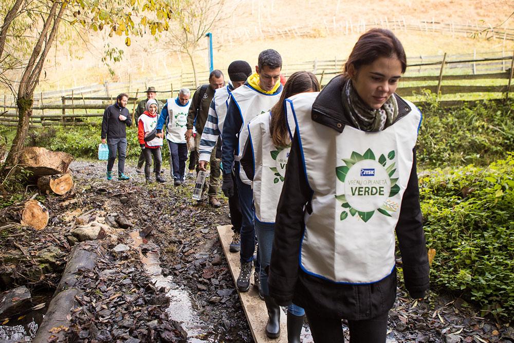 Voluntarii JYSK au impadurit la Rosia Montana
