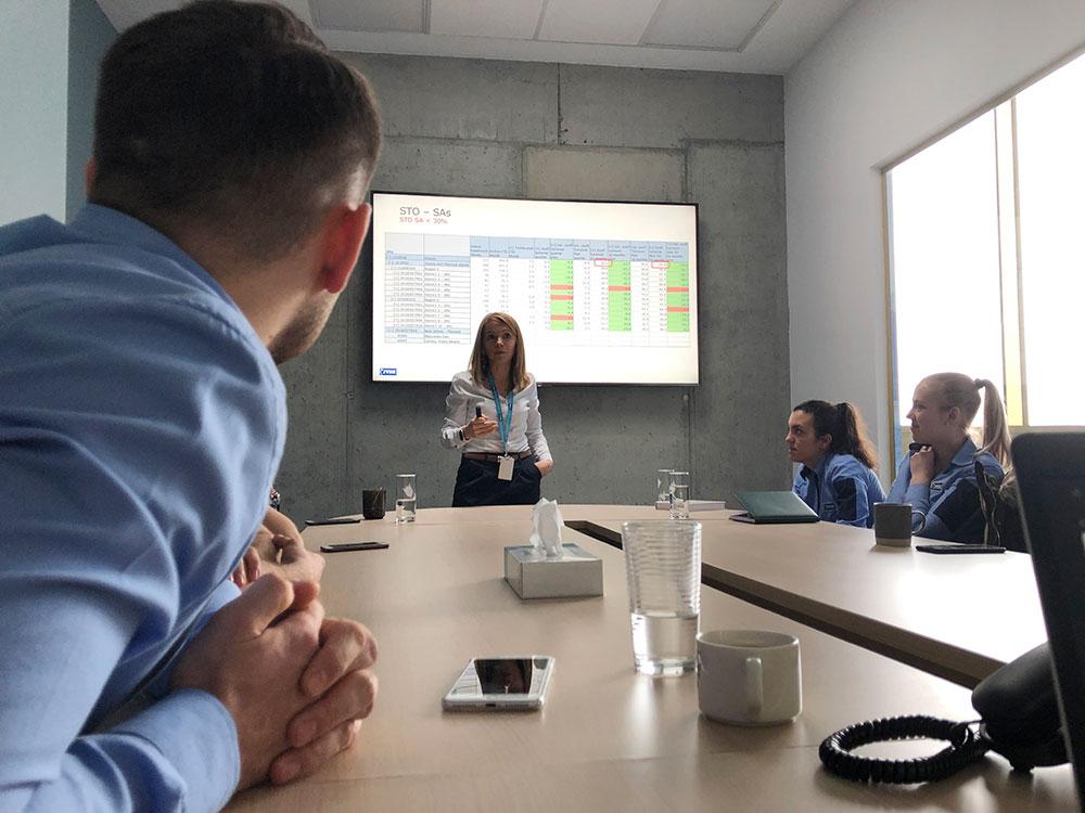 Simona Carp prezinta activitatea sa de HR Manager
