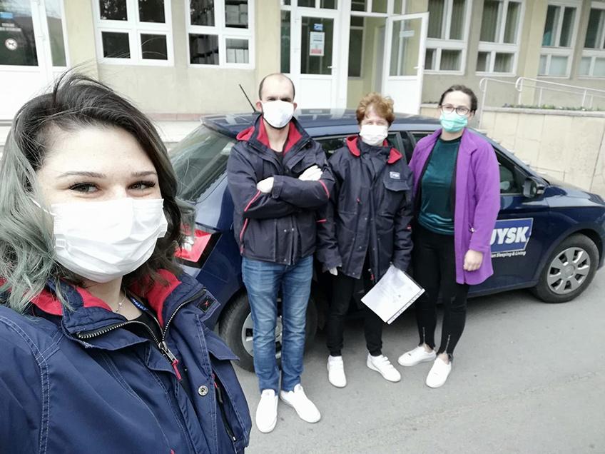Colegii de la JYSK Baia Mare livrând produsele la spitale