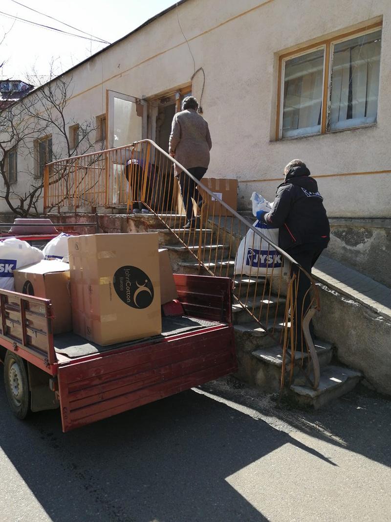 Colegii din JYSK Zalău donând produse la Spitalul Județean de Urgență Zalău