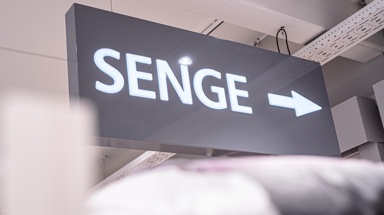 Den nye butik har fået et speciallavet skilt, der viser ind til sengeafdelingen.