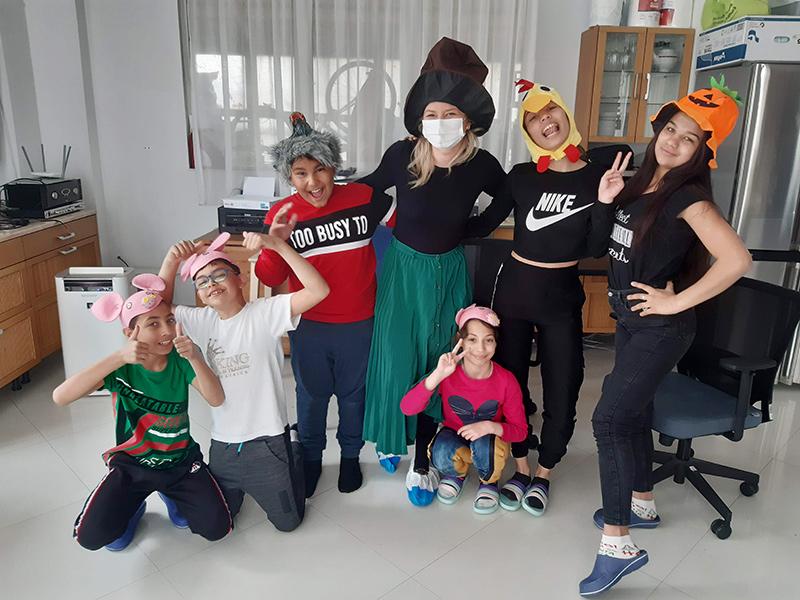 Voluntarii organizează și momente distractive. 
