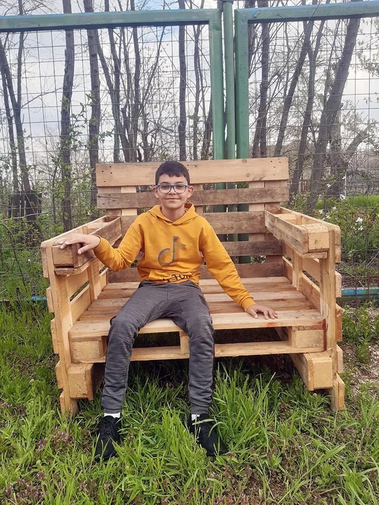 Unul dintre participanții la tabără bucurându-se de curtea de la Casa Bună.