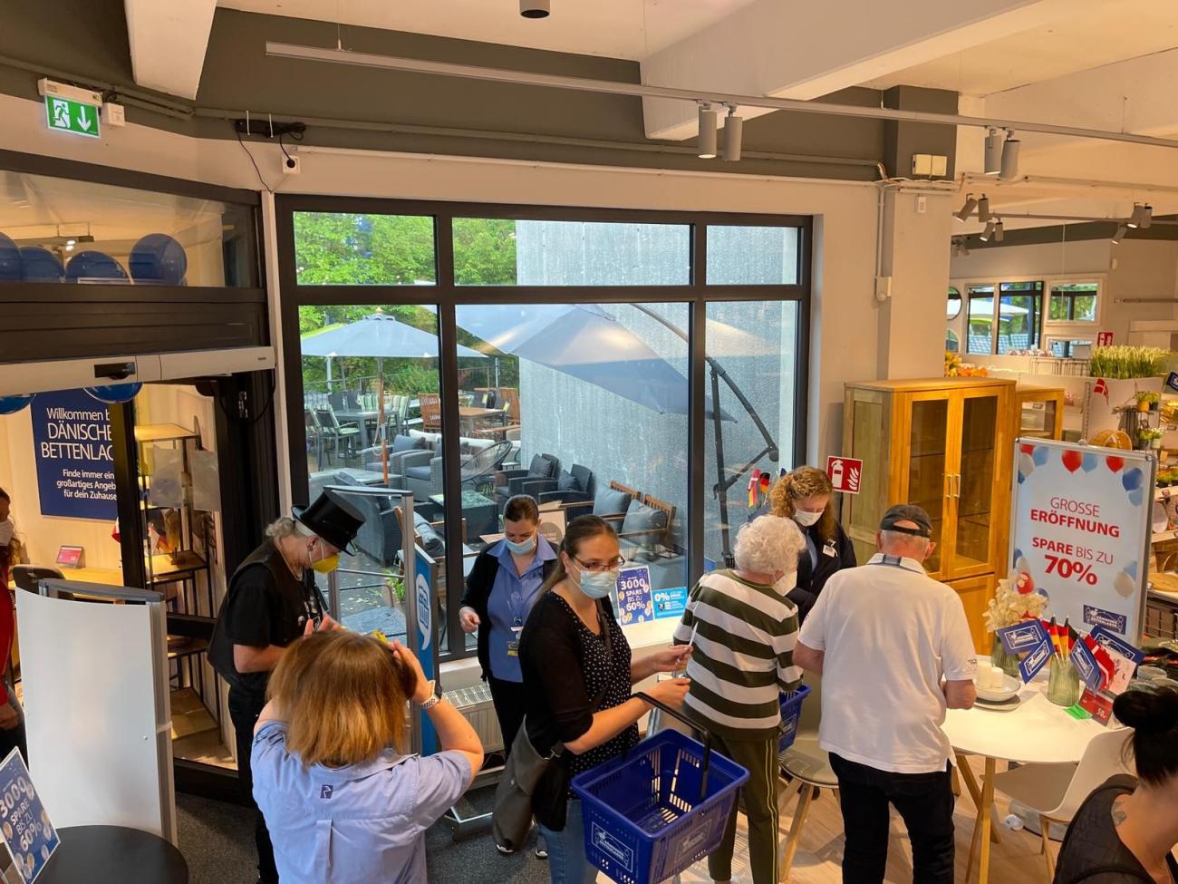 Hier gibt es etwas zu sehen: Kundinnen und Kunden stöbern im Lüdenscheider Store