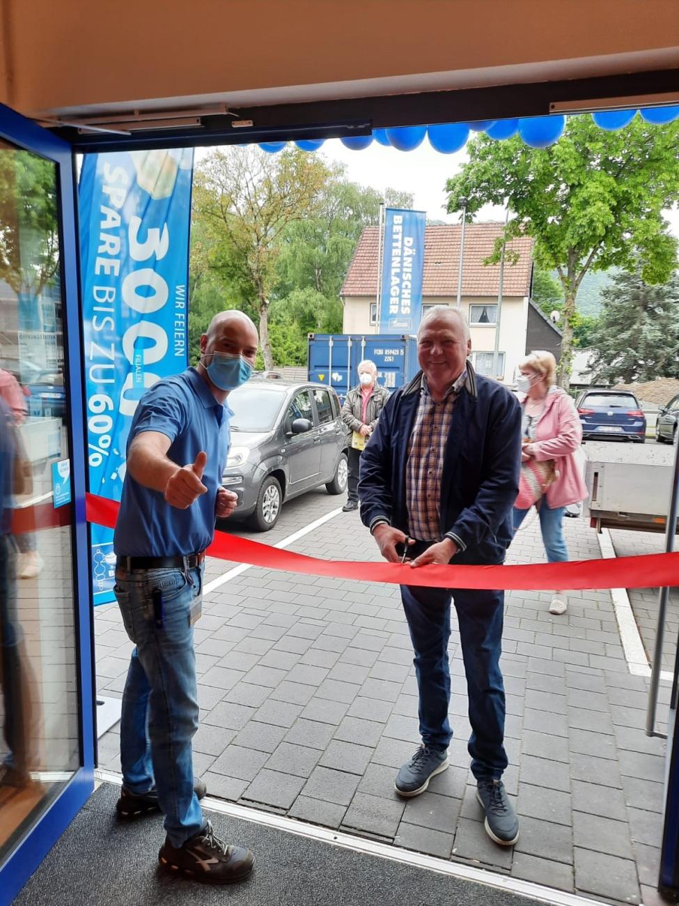 Da ist die Freude groß: der erste Kunde in Marsberg