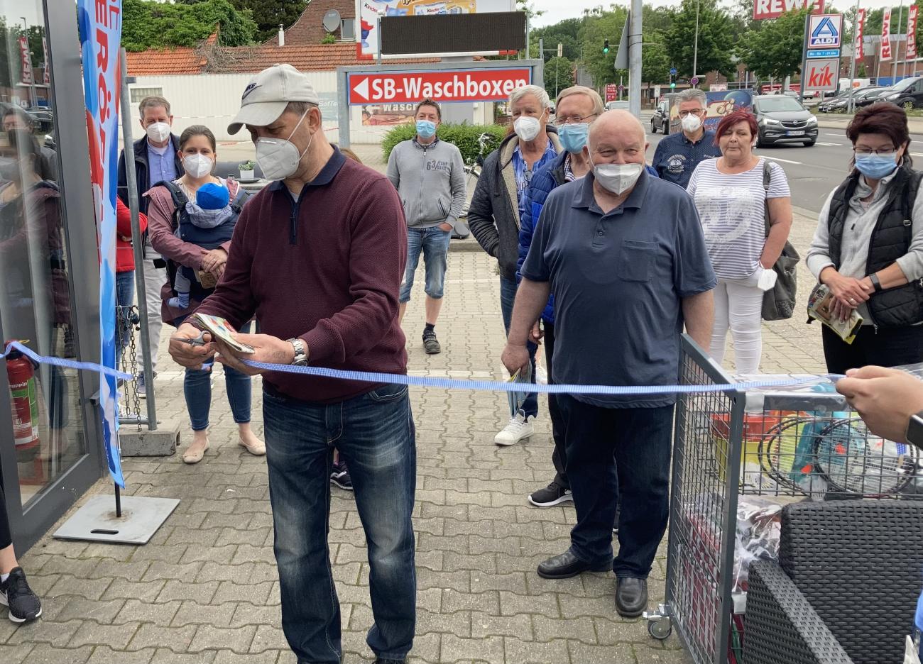 In Nordhorn schneidet der erste Kunde das Band durch 