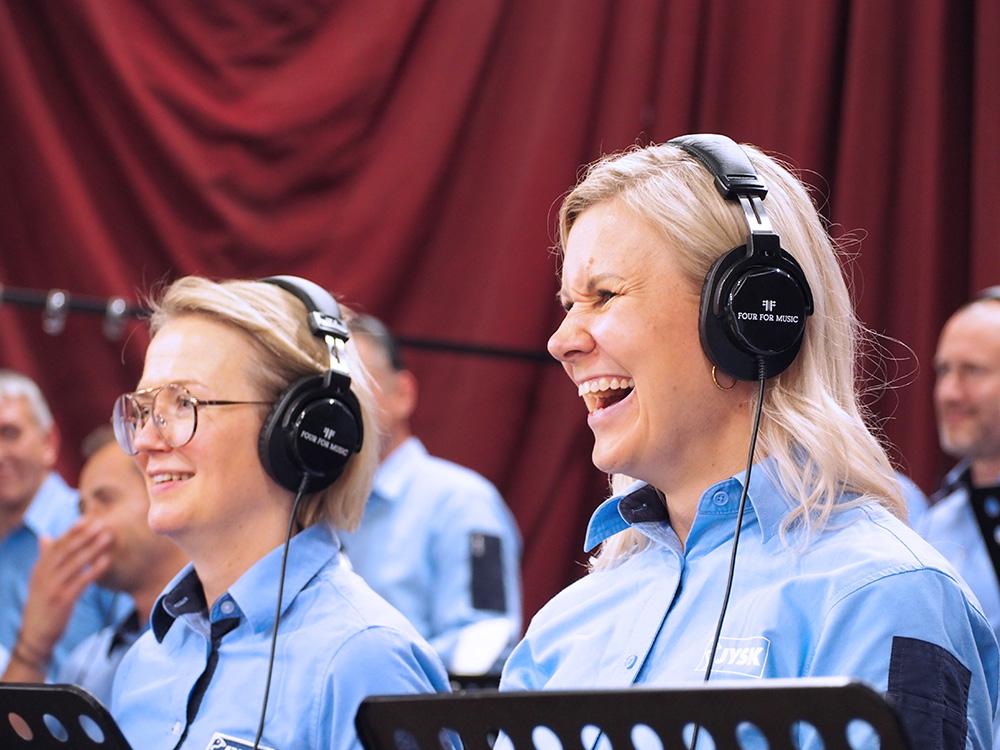 Tiina Palosaari and Leena Pakarinen from JYSK Finland enjoyed singing the song