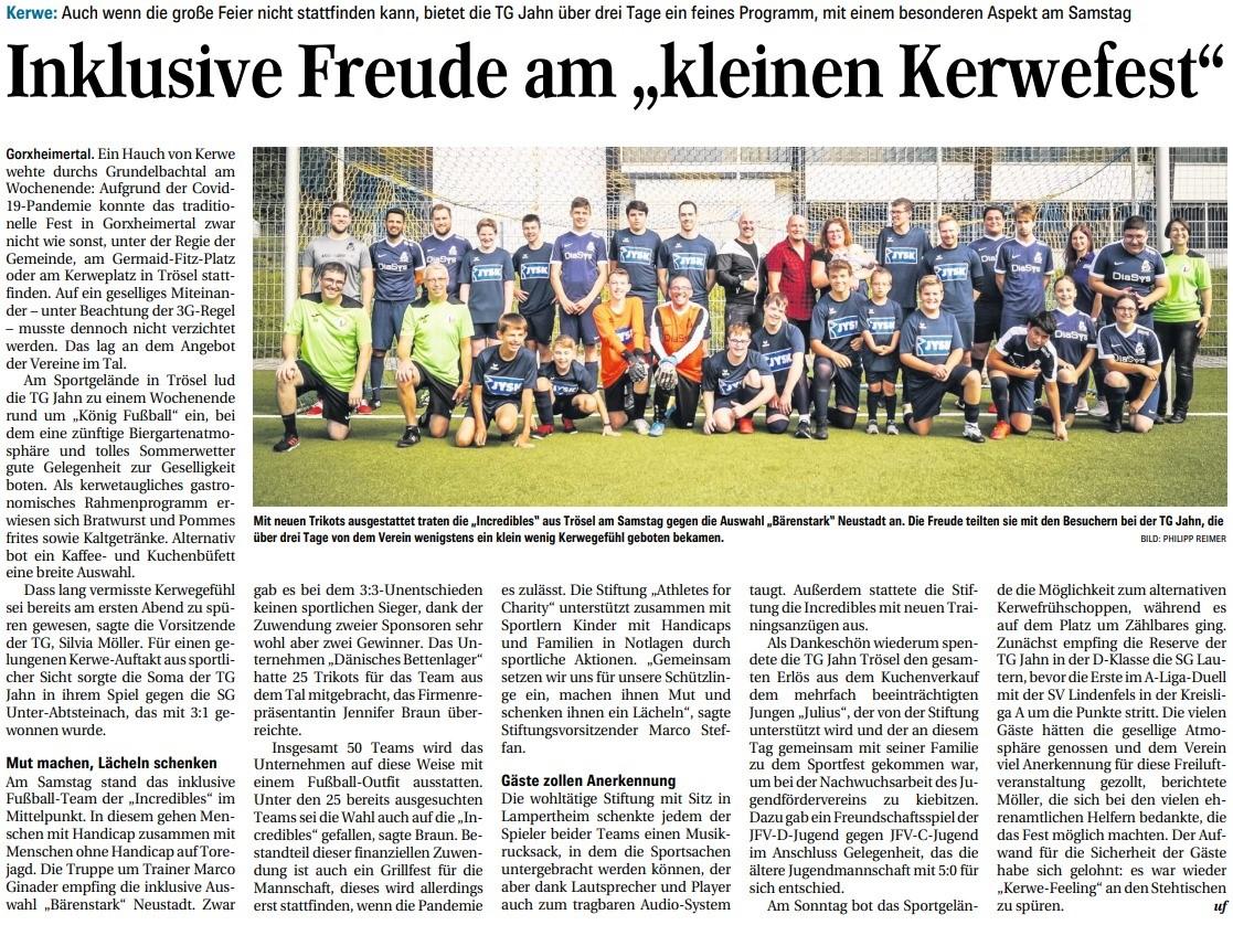 Die Fußballmannschaft Incredibles aus Trösel testeten die neuen Trikots im Rahmen eines Freundschaftsspiels. Jennifer – damals District Manager Trainee, heute District Manager – ließ sich das nicht entgehen.