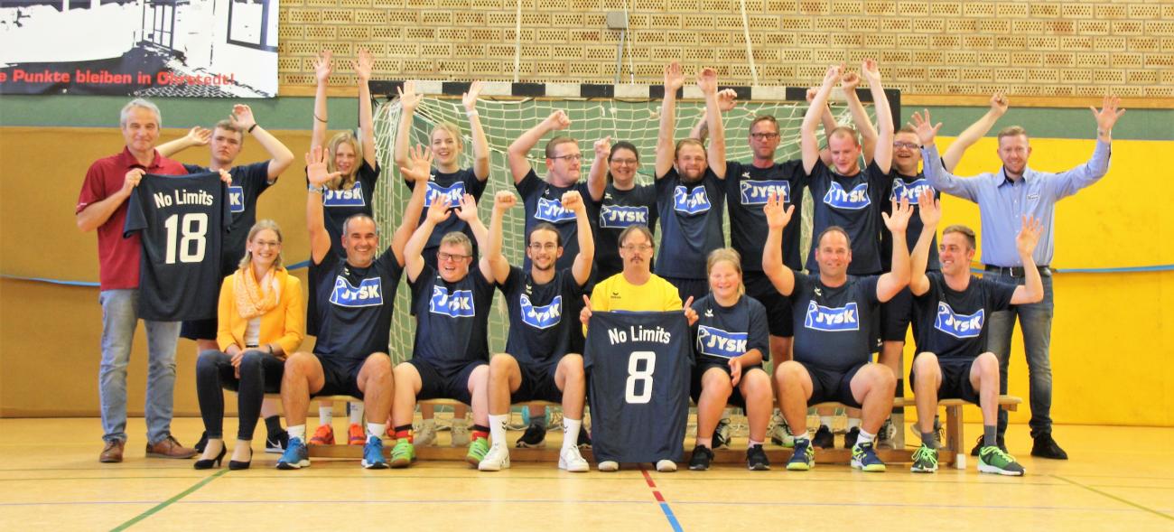 Die "Ohrstedt No Limits" starten mit ihren neuen Trikots in der schleswig-holsteinischen Handballinklusionsliga durch. Das ist sich Store Manager Birger, der die Trikots überreicht hat, sicher. 