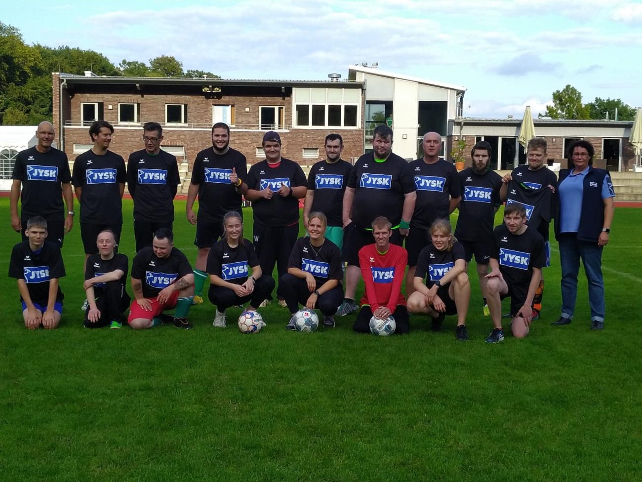 Die inklusive Fußballmannschaft des VSK Osterholz-Scharmbeck nahm die Trikots von Store-Mitarbeiterin Maike entgegen. 