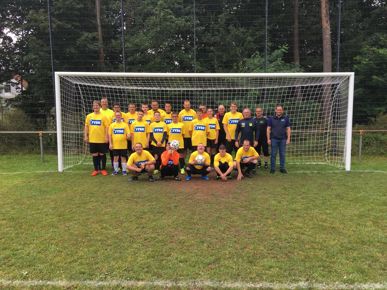 Die Fußballmannschaft FC Rosenharz wurde mit neuen Trikots ausgestattet – eine Herzensangelegenheit für Store-Mitarbeiterin Ines. Ihr Sohn ist Teil des Teams. 