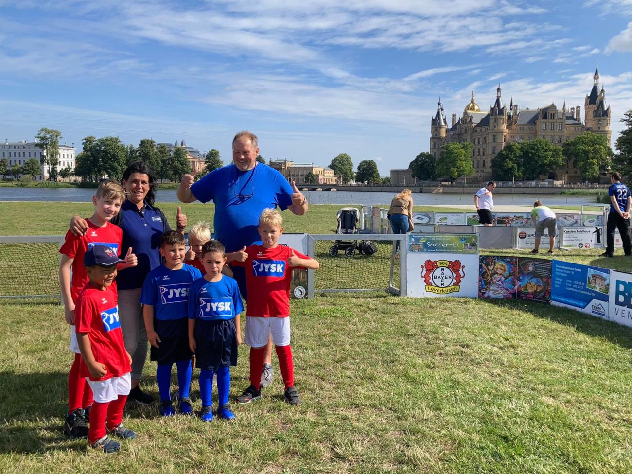 Das inklusive Fußballprojekt JSG Schaalsee nahm die Trikots von Store Managerin Nicole vor einer ganz besonderen Kulisse in Empfang. Erkennst du, wo dieses Bild gemacht wurde? :-)