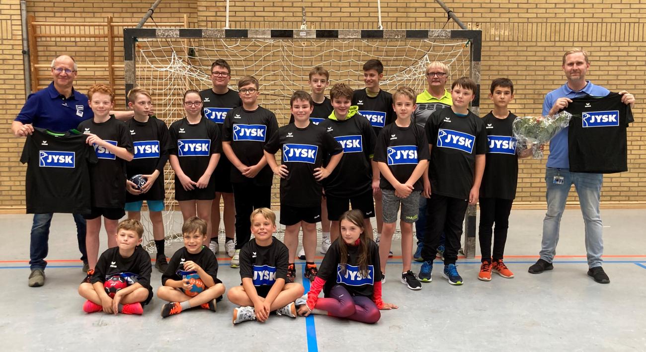 Auch große Freude im Kreis Ostholstein: Die Kinderhandballmannschaft HSC Rosenstadt Eutin gehörte ebenfalls zu den Gewinnern. District Manager Andreas und Store Manager Alexander freuten sich mit. 