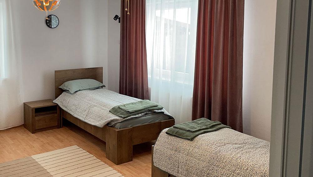 Unul dintre dormitoarele din casa de tip familial de la Bistrita