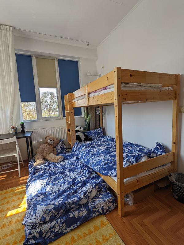Unul dintre dormitoarele copiilor
