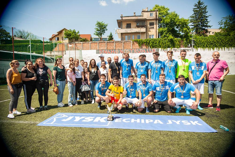 Galeria s-a fotografiat alături de echipă