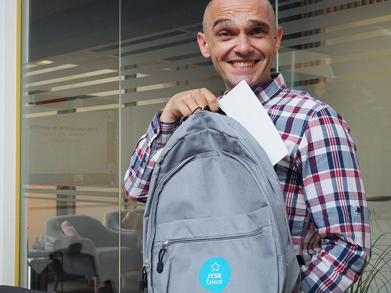 Raul Ardelean, Retail Manager, se pregătește să ofere diplomele
