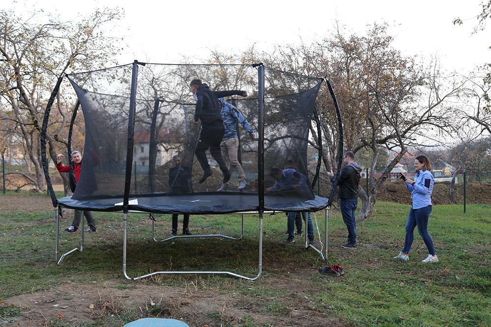 Copiii au testat trambulina imediat după ce au montat-o