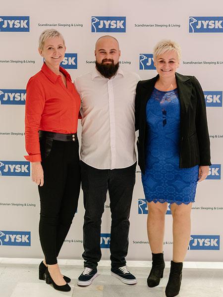 Odovzdávanie ceny Predajňa roka 2022. Zľava: Henrieta Precnerová, Jakub Čiešok a Anna Rusnáková.