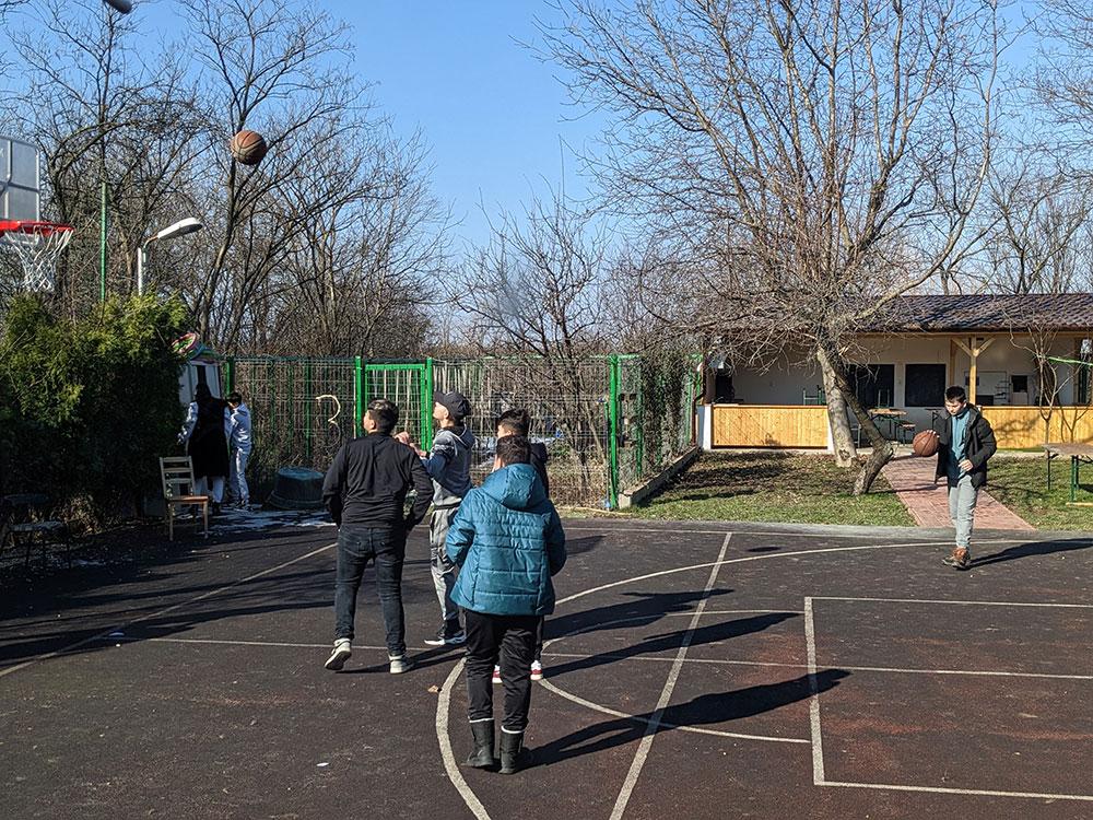 Copiii de clasa a VIII-a joacă baschet la Casa Bună