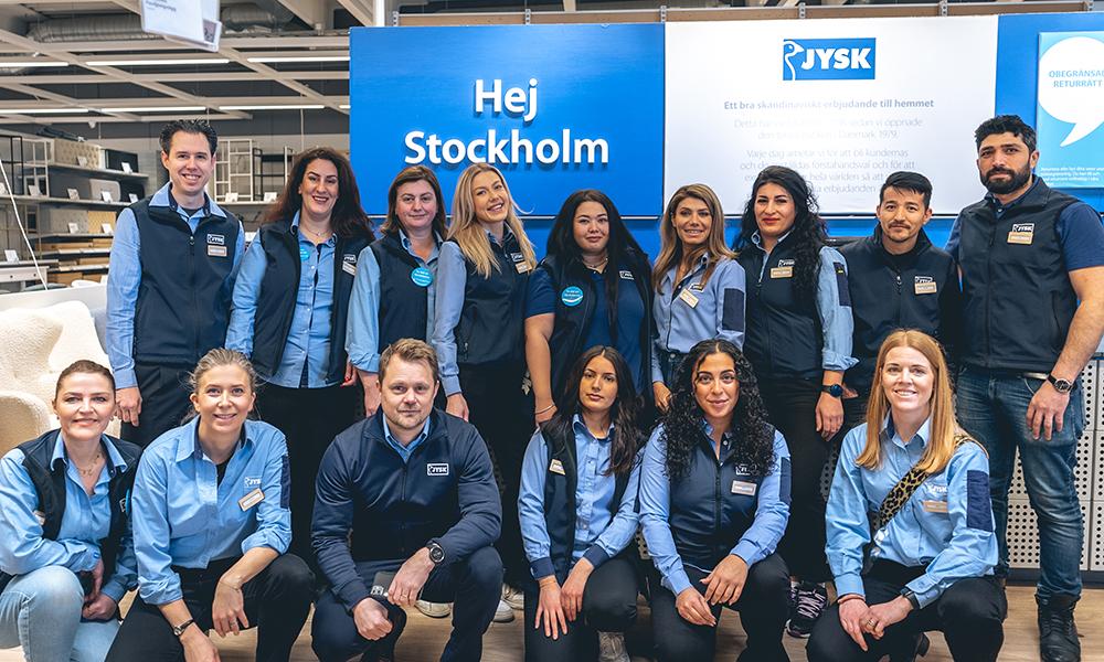 Hela gänget som hjälpte till att förbereda inför eventet står uppställda framför kassadisken. 