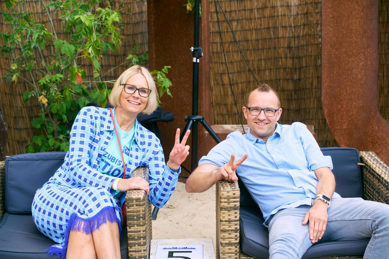 Peace out: Charlotta, Head of Human Resources Germany, und Thomas, Retail Manager Region 2, auf der Beachparty