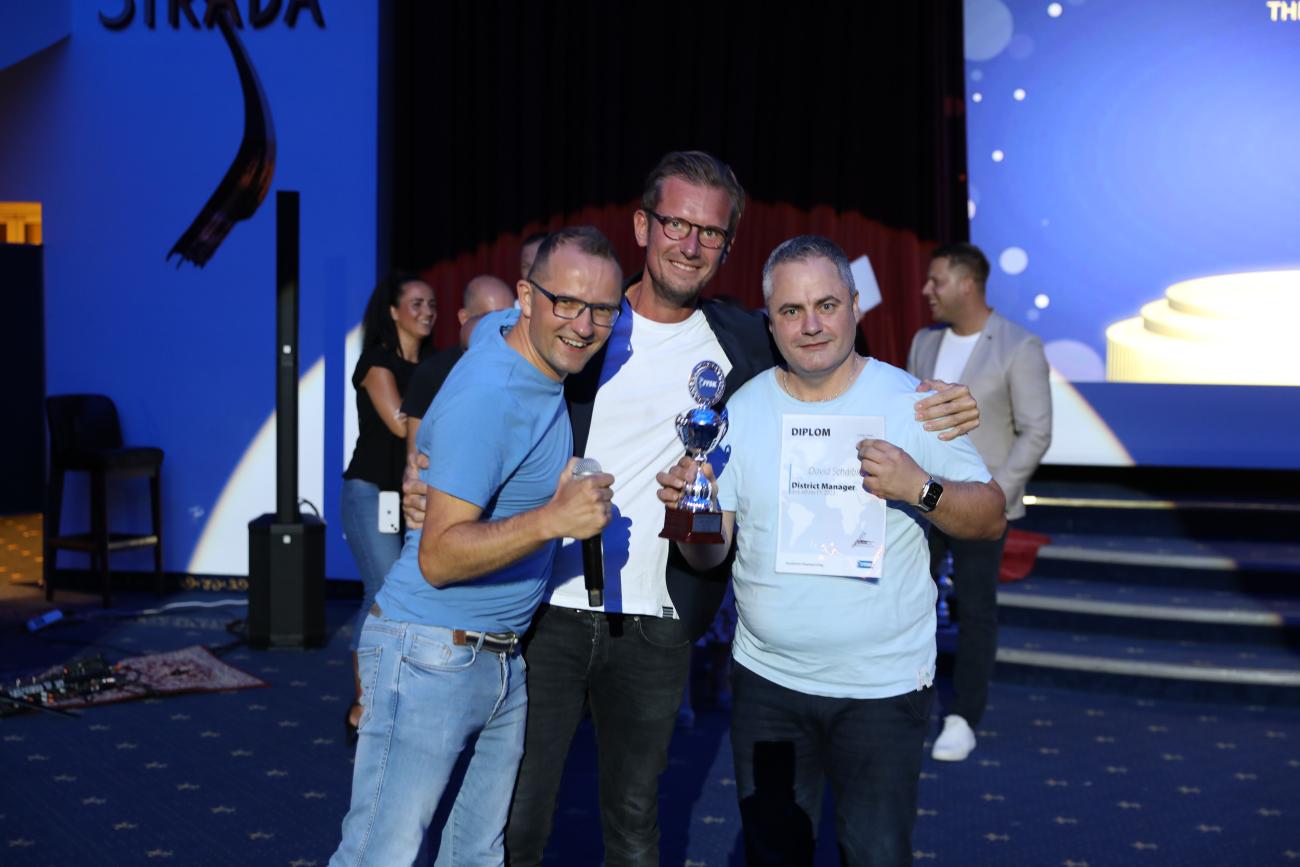 David (rechts) darf sich in Region 2 District Manager des Jahres nennen. Retail Manager Thomas (links) und Head of Retail Christian (Mitte) feierten mit.