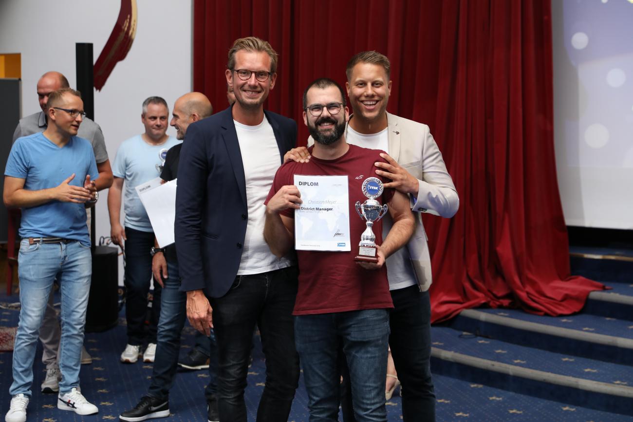 Christian (Mitte) war im vergangenen Jahr der erfolgreichste District Manager in Region 4. Head of Retail Christian (links) und Retail Manager Christoph (rechts) freut's. 