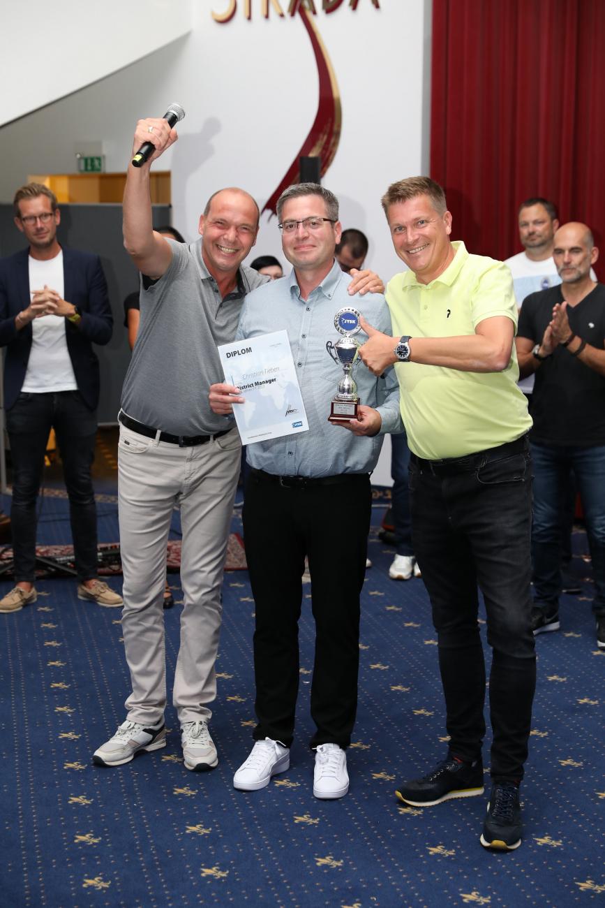 District Manager des Jahres in Region 5: Hier sicherte sich Christian (Mitte) die Krone. Retail Manager John (links) und Head of Retail Marc (rechts) gratulierten.