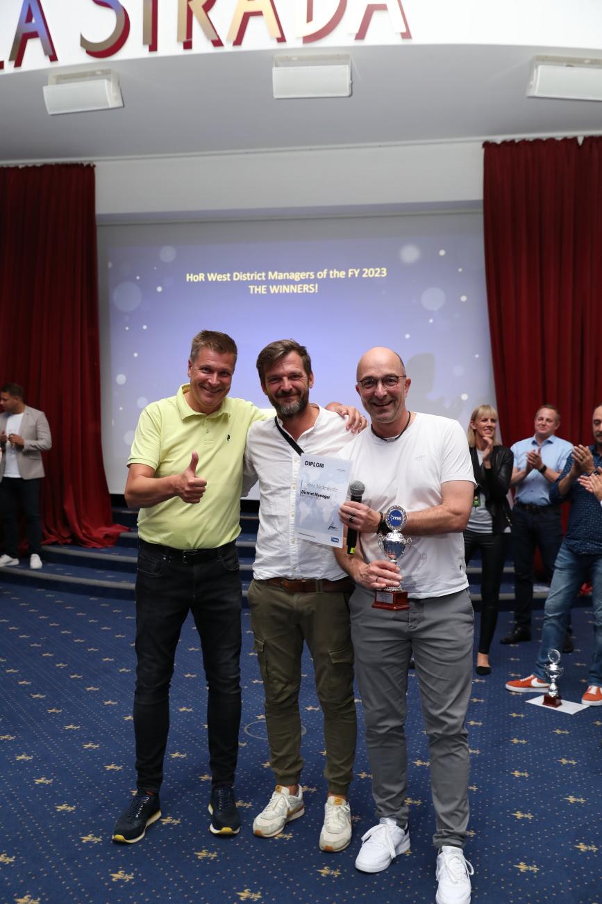 Er war im vergangenen Jahr der erfolgreichste District Manager in Region 6: Reno (Mitte). Head of Retail Marc (links) und Retail Manager Lars (rechts) überreichten gemeinsam die Auszeichnung. 