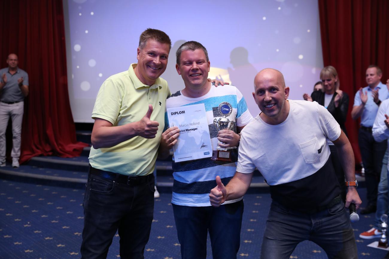 Daumen hoch für Marcus (Mitte). An ihn ging die Auszeichnung in Region 7. Head of Retail Marc (links) und Retail Manager Henning (rechts) freuten sich mit.