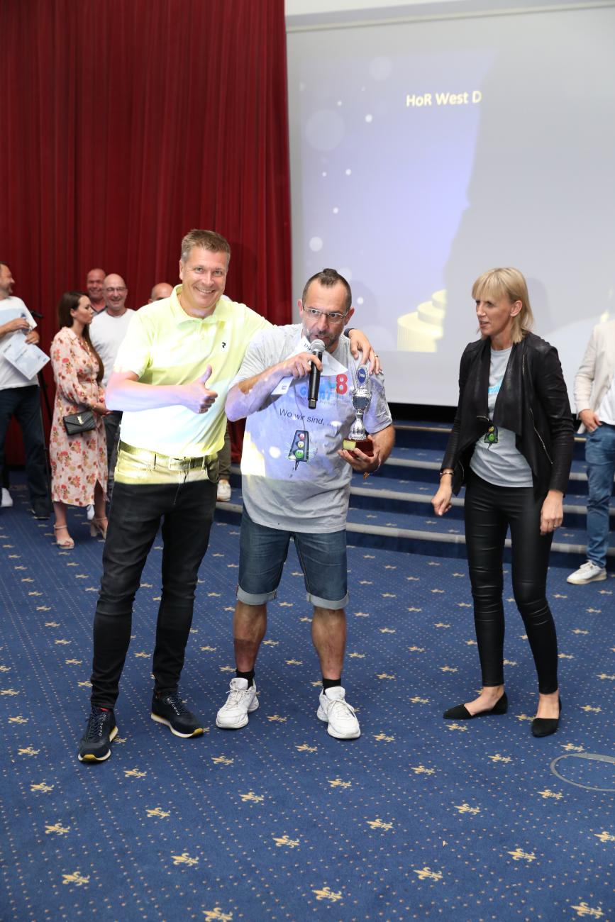 Der frisch gekührte District Manager des Jahres aus Region 8 heißt Pascal (Mitte). Head of Retail Marc (links) und Retail Manager Tamara (rechts) überreichten ihm die Auszeichnung. 