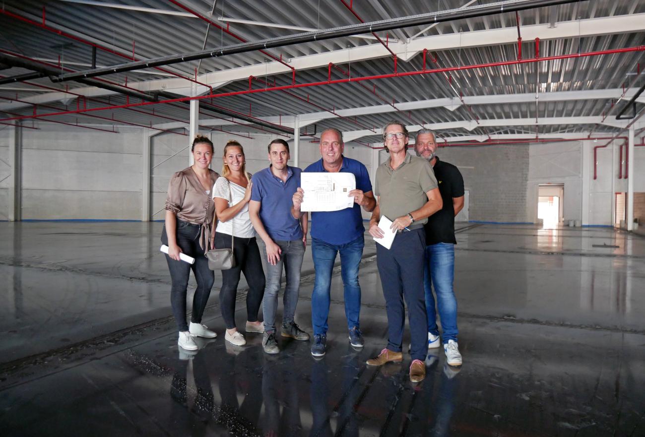 Group photo in the new store in Schoten