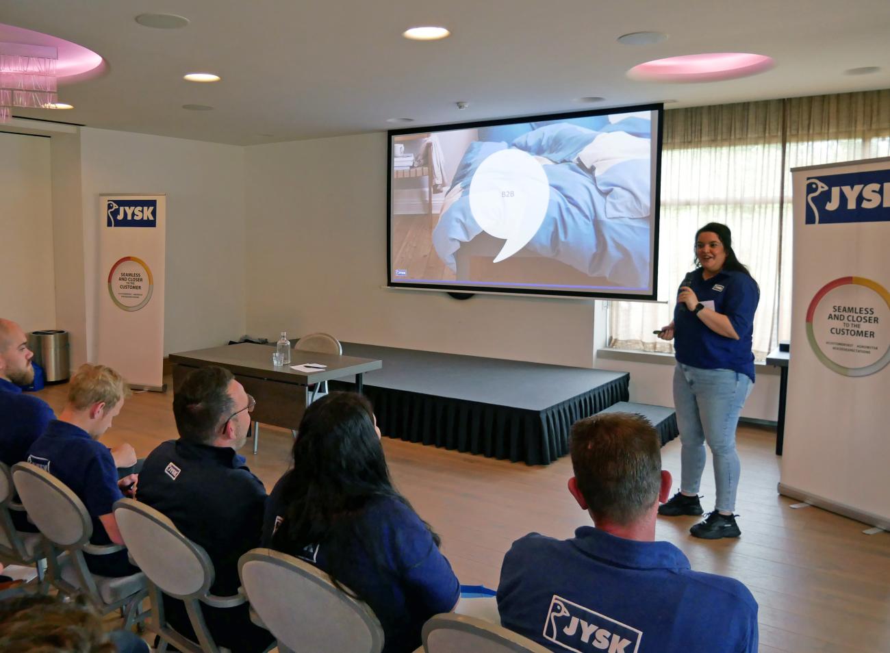 Esra Darende geeft een presentatie over B2B