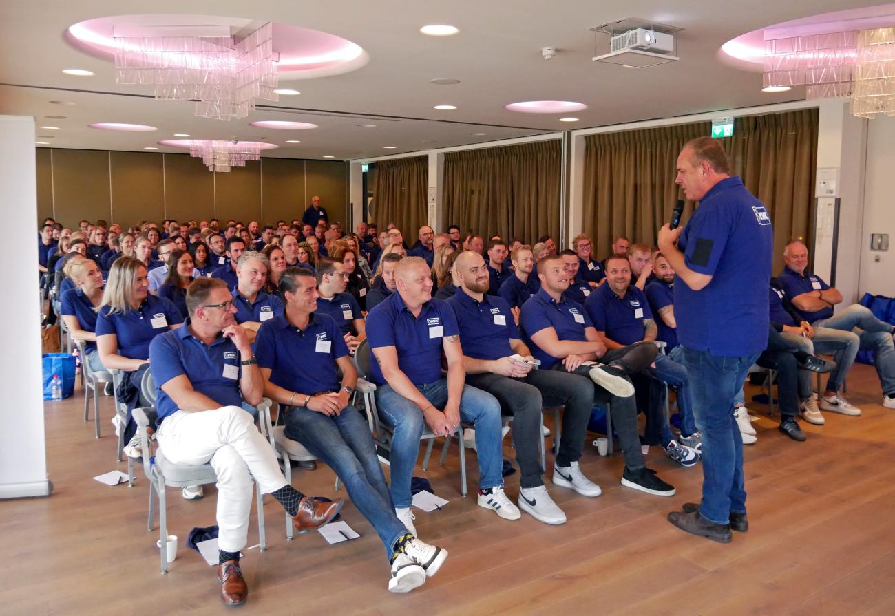 Frank Christant spreekt de aanwezigen toe